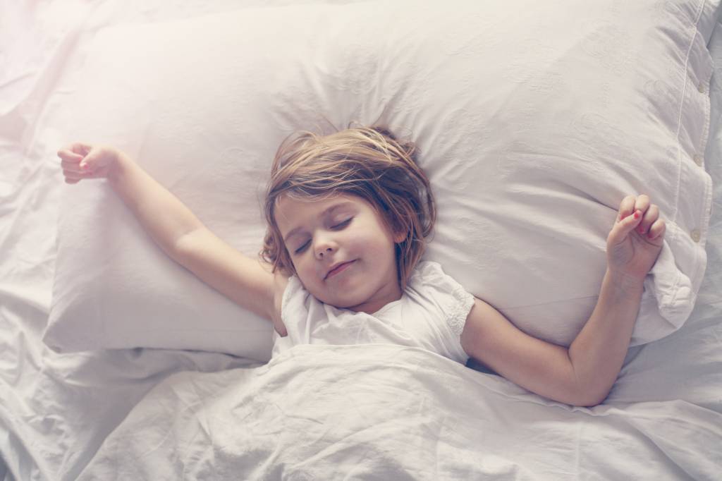 Cute-little-girl-in-bed.-645549164_4368x2912