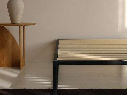 Luxe metalen bedframe Zydante, detail van hoekconstructie