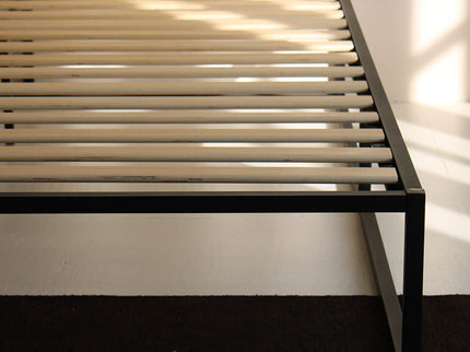 Luxe metalen bedframe Zydante, detail van lattenbodem