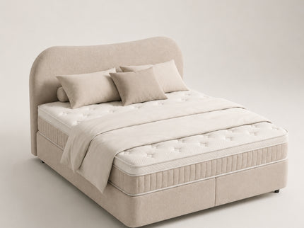 Boxspring Arcus opgemaakt met kussens en dekbed, stijlvol hoekaanzicht in beige tint