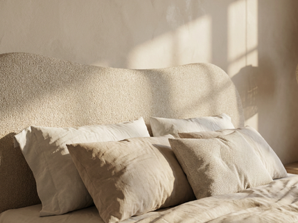 Boxspring Dreamhouse Arcus met opbergruimte, sfeerbeeld met kussens in zonlicht