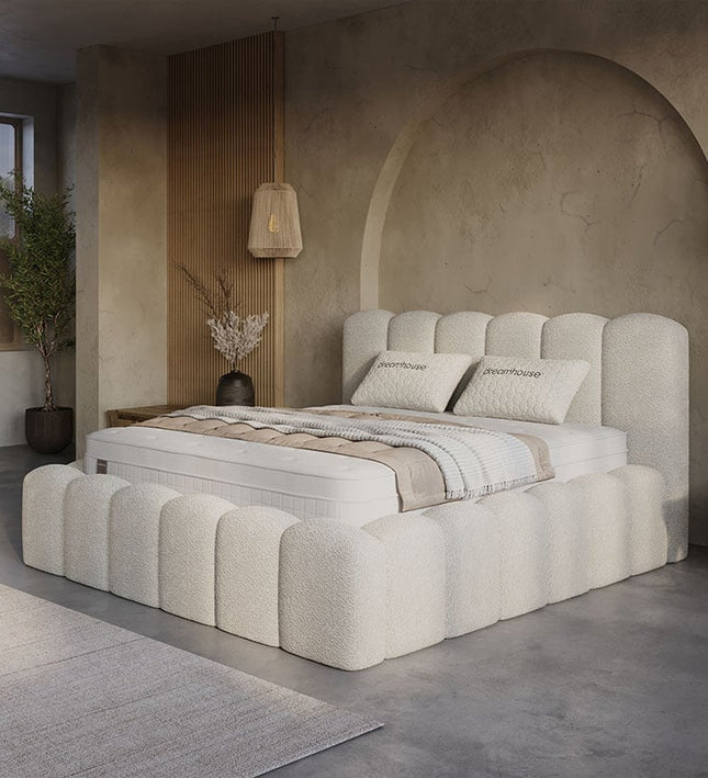 Boxspring Dreamhouse Harmony met opbergruimte in crème teddy bouclé stof, sfeerbeeld slaapkamer