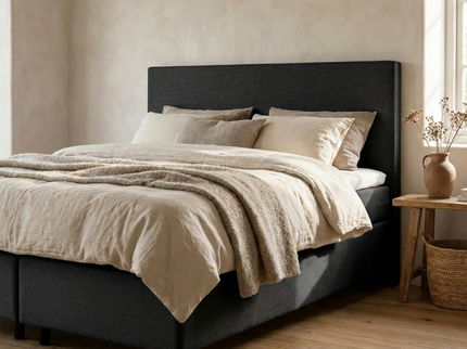 Boxspring Julia met opbergruimte in zwart, sfeerbeeld met plaid