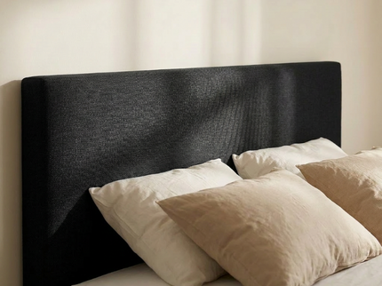 Boxspring Julia Relax in zwart, detail van hoofdbord met kussens
