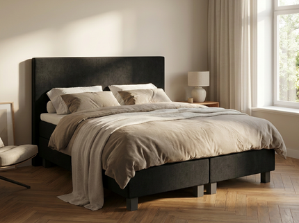 Boxspring Julia Relax in zwart, sfeerbeeld met natuurlijk licht