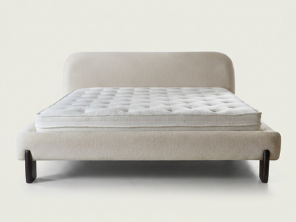 3D productafbeelding van boxspring Suki Japandi in witte bouclé stof