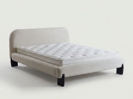 3D zijaanzicht van boxspring Suki Japandi met zichtbare matras en poten