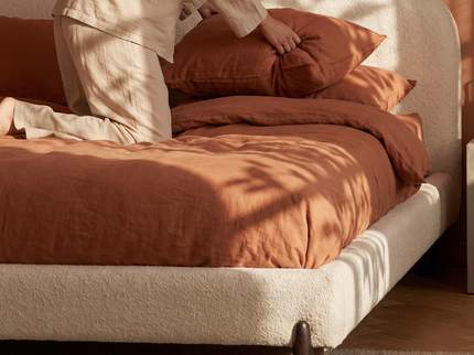 Detailfoto van boxspring Suki Japandi met warme terracotta tekstiel accenten