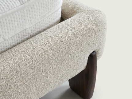 Close-up van de houten poot van boxspring Suki Japandi