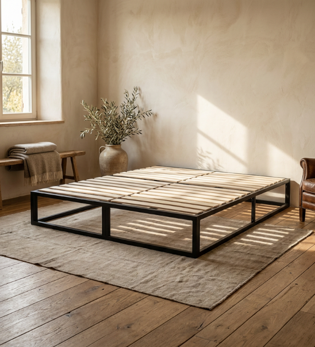 Metalen bedframe Torino met lattenbodem in zonnige slaapkamer met houten vloer