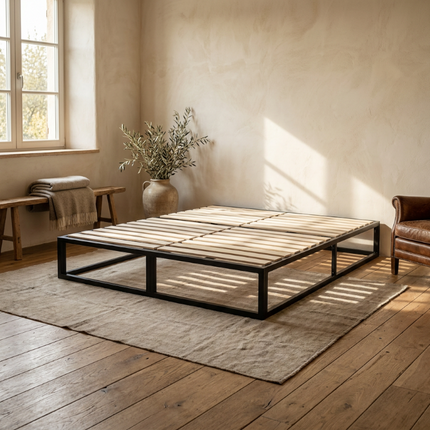 Metalen bedframe Torino met lattenbodem in zonnige slaapkamer met houten vloer