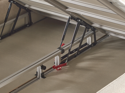 Close-up van het gasverenmechanisme van de Salerno Off White opbergboxspring
