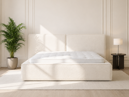 Salerno Off White boxspring in slaapkamer, zijaanzicht met nachtkastje en decoratie