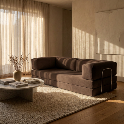 Slaapbank Fluffy in het bruin, sfeerbeeld in warm ingerichte woonkamer