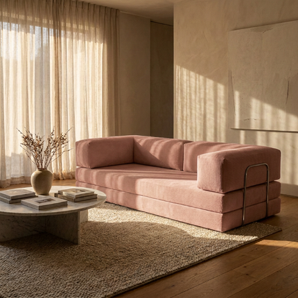 Slaapbank Fluffy in oud roze, sfeerbeeld in warm ingerichte woonkamer